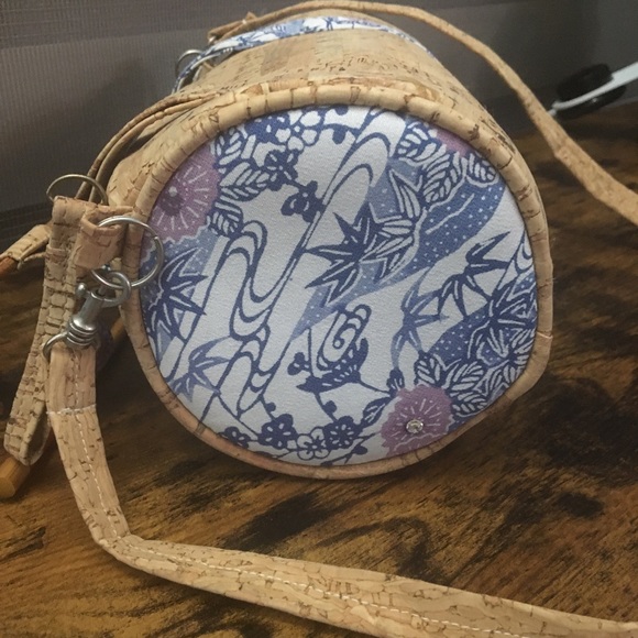 Vintage natural cork kimono cylinder crossbody bag - Picture 9 of 11